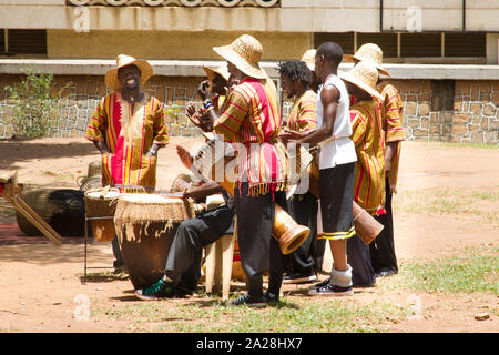KAMPALA, UGANDA - Oktober 03., 2012. Trommeln Sie traditionelle Musik mit einer Gruppe außerhalb der Kampala Nationaltheater in Kampala, Uganda am Oktober 0 Stockfoto