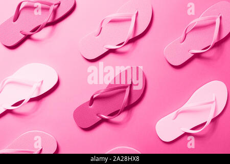Cognac flip flops auf der soliden Hintergrund Tönen in trendigen saisonale Farbe, Schwarzweiß-Bild. Horizontale Stockfoto