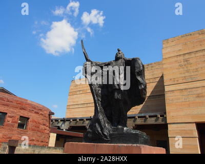 Bronze mit dem Titel "Gruß" an der Catherine und Robert Turner Hof Eingang von Eiteljorg Museum, Indianapolis, Indiana, USA, Juli 27, 2019, © Kat Stockfoto