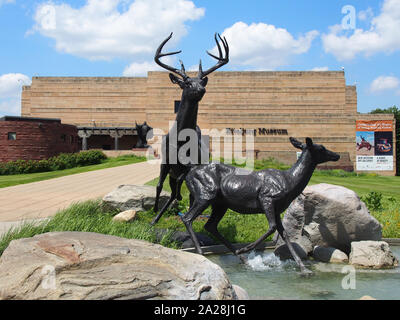 Whitetail Deer Bronze Skulptur im Richard & Billie Lou Holz Brunnen am Eingang des Eiteljorg Museum, Indianapolis, Indiana, USA, 27. Juli Stockfoto