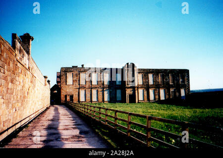 Ein Vintage snapshot Foto in Whitby, North Yorkshire, zeigt die Ruinen von Abbey House (alias Whitby Hall, die Abbots House oder der Festsaal). 1997 fotografierte, bevor es in ein Museum, touristische Besucherzentrum und YHA (Jugendherbergen) Hostel saniert wurde. Stockfoto