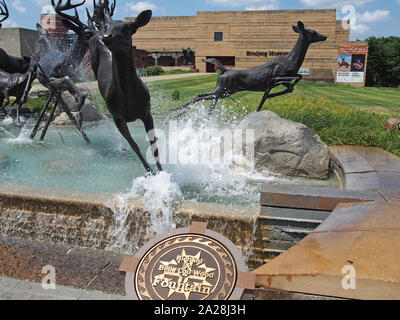 Whitetail Deer Bronze Skulptur im Richard & Billie Lou Holz Brunnen am Eingang des Eiteljorg Museum, Indianapolis, Indiana, USA, 27. Juli Stockfoto