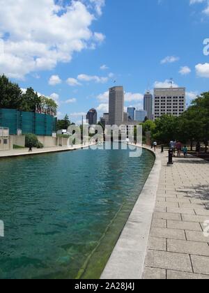 City Skyline Blick von Indianapolis Canal Walk, Indianapolis, Indiana, USA, Juli 27, 2019, © katharine Andriotis Stockfoto