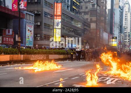 Die Demonstranten werfen Benzinbomben in Richtung der Polizei während des Protestes. Eingabe der 18. Woche der Unruhen, die demonstranten am Morgen von Chinas nationalen Tag, den der 70. Jahrestag der Volksrepublik China feiert in diesem Jahr marschierten. Die Demonstranten skandierten Parolen und fuhr fort zu Fragen für die fünf Forderungen erfüllt werden. Die Demonstranten zu Zusammenstößen zwischen Polizei und wurden mit Gas, Gummigeschossen und Wasserwerfern und schließlich viele wurden festgenommen. Stockfoto