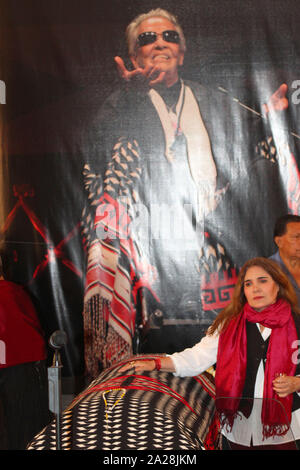 Mexiko, DF.-El Féretro de la cantante Costarricense naturalizada mexicana Chavela Vargas, fue trasladado a la capilla de la Plaza Garibaldi, quien murió a Los 93 años de edad debido a uno Paro respiratorio, cientos de Personas esperaban su llegada para rendirle Homenaje; La cantante Peruana Tania Libertad, se despidió de la reconocida catautora cantando Temas que interpretó Vargas. Foto: Renato. V/zenitimages. /NortePhoto.com ** CREDITO * OBLIGATORIO** *kein* Venta * A * Terceros * * * Verkauf * * * * * * * * * Se Permite Hacer Archivo*** Keine * Verkauf * Also * 3 * Stockfoto