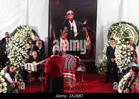 Mexiko, DF.-El Féretro de la cantante Costarricense naturalizada mexicana Chavela Vargas, fue trasladado a la capilla de la Plaza Garibaldi, quien murió a Los 93 años de edad debido a uno Paro respiratorio, cientos de Personas esperaban su llegada para rendirle Homenaje; La cantante Eugenia León, se despidió de la reconocida catautora cantando Temas que interpretó Vargas. Foto: Renato. V/zenitimages/NortePhoto.com ** CREDITO * OBLIGATORIO** *kein* Venta * A * Terceros * * * Verkauf * * * * * * * * * Se Permite Hacer Archivo*** Keine * Verkauf * Also * 3 * Stockfoto