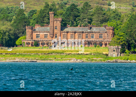 Kinloch Schloss auf der Insel Rum, kleinen Inseln der Inneren Hebriden in Schottland. Späten viktorianischen Herrenhaus erbaut von Sir George Bullough. Landschaft. Kopieren Sie Platz. Stockfoto