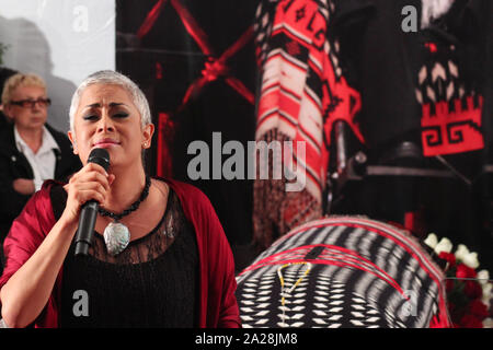 Mexiko, DF.-El Féretro de la cantante Costarricense naturalizada mexicana Chavela Vargas, fue trasladado a la capilla de la Plaza Garibaldi, quien murió a Los 93 años de edad debido a uno Paro respiratorio, cientos de Personas esperaban su llegada para rendirle Homenaje; La cantante Eugenia León, se despidió de la reconocida catautora cantando Temas que interpretó Vargas. Foto: Renato. V/zenitimages/NortePhoto.com ** CREDITO * OBLIGATORIO** *kein* Venta * A * Terceros * * * Verkauf * * * * * * * * * Se Permite Hacer Archivo*** Keine * Verkauf * Also * 3 * Stockfoto