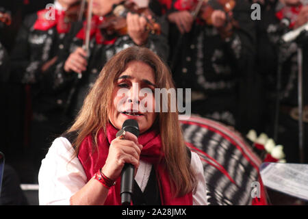 Mexiko, DF.-El Féretro de la cantante Costarricense naturalizada mexicana Chavela Vargas, fue trasladado a la capilla de la Plaza Garibaldi, quien murió a Los 93 años de edad debido a uno Paro respiratorio, cientos de Personas esperaban su llegada para rendirle Homenaje; La cantante Peruana Tania Libertad, se despidió de la reconocida catautora cantando Temas que interpretó Vargas. Foto: Renato. V/zenitimages. /NortePhoto.com ** CREDITO * OBLIGATORIO** *kein* Venta * A * Terceros * * * Verkauf * * * * * * * * * Se Permite Hacer Archivo*** Keine * Verkauf * Also * 3 * Stockfoto