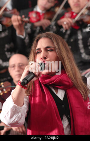 Mexiko, DF.-El Féretro de la cantante Costarricense naturalizada mexicana Chavela Vargas, fue trasladado a la capilla de la Plaza Garibaldi, quien murió a Los 93 años de edad debido a uno Paro respiratorio, cientos de Personas esperaban su llegada para rendirle Homenaje; La cantante Peruana Tania Libertad, se despidió de la reconocida catautora cantando Temas que interpretó Vargas. Foto: Renato. V/zenitimages. /NortePhoto.com ** CREDITO * OBLIGATORIO** *kein* Venta * A * Terceros * * * Verkauf * * * * * * * * * Se Permite Hacer Archivo*** Keine * Verkauf * Also * 3 * Stockfoto