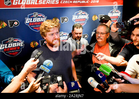 Prag, Tschechische Republik. 01 Okt, 2019. Tschechische Eishockeyspieler Jakub Voracek (NHL Philadelphia Flyers) spricht mit Journalisten vor der bevorstehenden NHL Global Serie match Philadelphia Flyers vs Chicago Blackhawks, zum 1. Oktober 2019, in Prag, Tschechische Republik. Quelle: Vit Simanek/CTK Photo/Alamy leben Nachrichten Stockfoto