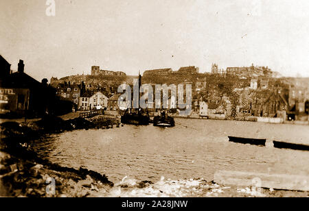 Eine sehr alte und seltene Foto des 'Dunkle End' von Whitby, Yorkshire, UK vor dem Dock Ende Bereich wurde auf errichtet. Auf der linken Seite ist der Engel Gewölbe, die jetzt das Angel Hotel. In der Ferne über den Fluss Esk die Pfarrkirche, Abtei, St Michael's Church und Church Street gesehen werden. Die Ansicht ist von, was jetzt der Bahnhof Stockfoto