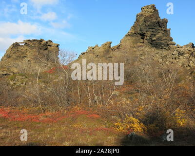 Herbstliche Farben in der Vegetation einen herrlichen Kontrast zu den dramatischen vulkanischen Landschaft von Dimmuborgir machen; Island, September 2019 Stockfoto