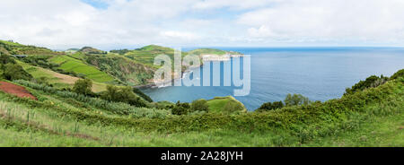 Blick vom Miradouro de Santa Iria auf der Insel São Miguel auf den Azoren. Die Ansicht zeigt einen Teil der nördlichen Küste. Stockfoto