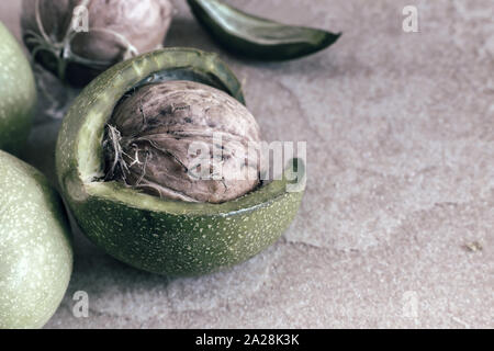 Walnüsse in der Schale auf dem Tisch Stockfoto