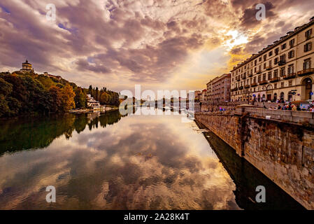 Italien Piemont Turin Valentino Park mit Fluss Po und Monte dei Cappuccini (Santa Maria del Monte Kirche) Stockfoto