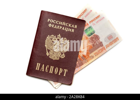 Russischer Reisepass und Russische Papier Banknoten von fünf Tausend Rubel. Auf einem weißen Hintergrund. Stockfoto