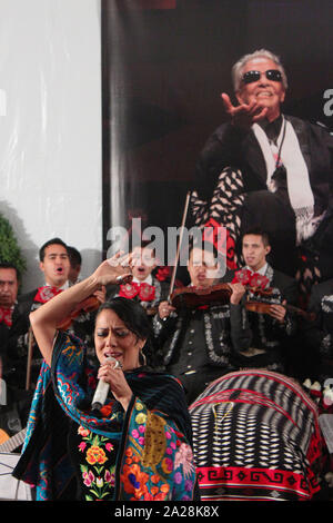 Mexiko, DF.-El Féretro de la cantante Costarricense naturalizada mexicana Chavela Vargas, fue trasladado a la capilla de la Plaza Garibaldi, quien murió Los 93 años de edad debido a uno Paro respiratorio, cientos de Personas esperaban su llegada para rendirle Homenaje; La cantante Oaxaqueña Lila Downs se despidió de la reconocido catautora cantando Temas que interpretó Vargas.. Foto: Renato. V/zenitimages/NortePhoto.com ** CREDITO * OBLIGATORIO** *kein* Venta * A * Terceros * * * Verkauf * * * * * * * * * Se Permite Hacer Archivo*** Keine * Verkauf * Also * 3 * Stockfoto