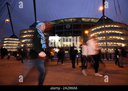 Fans kommen für das UEFA Champions League Spiel in der Etihad Stadium, Manchester. Stockfoto