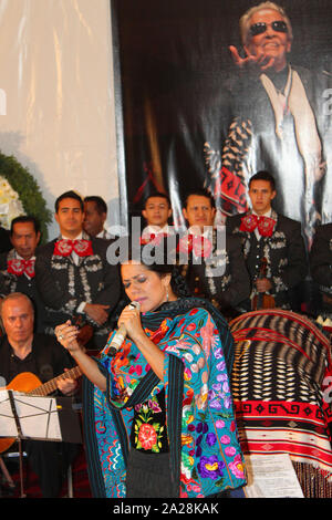 Mexiko, DF.-El Féretro de la cantante Costarricense naturalizada mexicana Chavela Vargas, fue trasladado a la capilla de la Plaza Garibaldi, quien murió Los 93 años de edad debido a uno Paro respiratorio, cientos de Personas esperaban su llegada para rendirle Homenaje; La cantante Oaxaqueña Lila Downs se despidió de la reconocido catautora cantando Temas que interpretó Vargas.. Foto: Renato. V/zenitimages/NortePhoto.com ** CREDITO * OBLIGATORIO** *kein* Venta * A * Terceros * * * Verkauf * * * * * * * * * Se Permite Hacer Archivo*** Keine * Verkauf * Also * 3 * Stockfoto