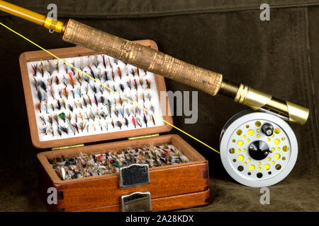 Angelrute und alte fly Box auf im Fell Fliegen Stockfoto