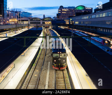 Stockholm, Schweden, September 2019: Plattformen und Spuren am Stockholmer Hauptbahnhof am späten Abend. Ein Zug wartet an einer Plattform. Stockfoto