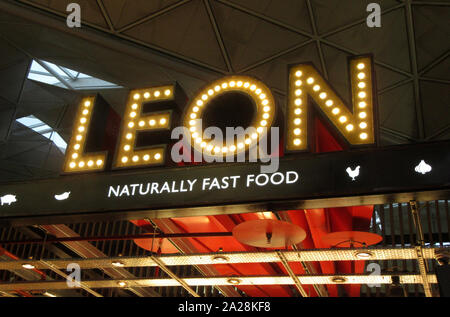 London Stansted, Großbritannien. 29 Sep, 2019. Leon, Beschilderungen und Logo in Ihrem Restaurant in London Stansted Flughafen Credit gesehen: Keith Mayhew/SOPA Images/ZUMA Draht/Alamy leben Nachrichten Stockfoto