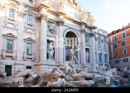 Atemberaubende riesige Fassade des weißen Marmor Statuen und weltberühmten Sehenswürdigkeiten Trevi Brunnen, Rom, im Morgenlicht. Stockfoto