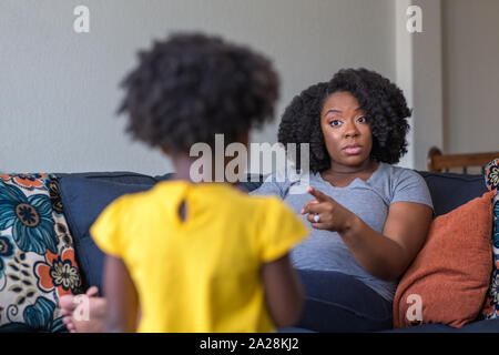 Afroamerikanische Mutter disziplinieren Elternschaft ihr junges Kind. Stockfoto