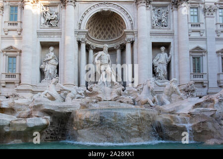 Komplizierte architektonische Details der Statuen und Skulpturen der weltberühmten Trevibrunnen, Rom Stockfoto