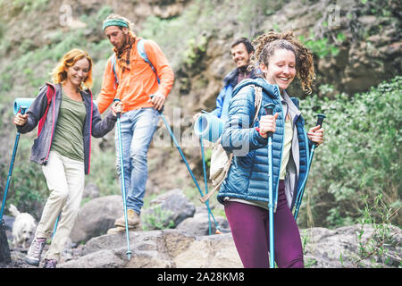 Eine Gruppe von Freunden mit Rucksäcken, trekking Ausflug auf den Berg - junge Touristen Wandern und Ausflüge in die Natur Stockfoto