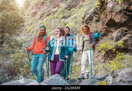 Eine Gruppe von Freunden mit Rucksäcken, trekking Ausflug auf den Berg - junge Touristen Wandern und Ausflüge in die wilde Natur Stockfoto