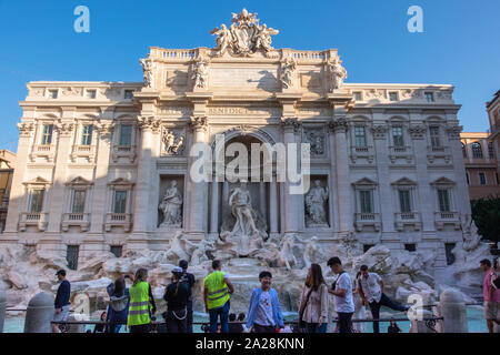 Atemberaubende riesige Fassade des weißen Marmor Statuen und weltberühmten Sehenswürdigkeiten Trevi Brunnen, Rom, im Morgenlicht. Stockfoto