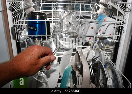 München, Deutschland. 01 Okt, 2019. Ein Glas Wein wird aus einem Spulmschanie aufgenommen und für seine Sauberkeit inspiziert, Waschen, Reinigen, Reinigung, Spülergebnis. Volle Spülmaschine, Geschirr, Geschirr, Spülmaschine, Geschirr, Küchengeräte, Haushalt, Haushaltsgeräte, Spielen, Spülen, Reinigen, voll, Klappe öffnen. | Verwendung der weltweiten Kredit: dpa/Alamy leben Nachrichten Stockfoto