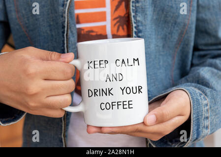 Inspirational Anführungsstrich auf kaffeebecher - Ruhe bewahren und Trinken Sie ihren Kaffee. Stockfoto