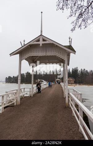 Helsinki, Finnland - 01 März 2015: hölzerne Brücke, die das Festland mit der Insel Seurasaari. Wald und See im Winter Saison. Stockfoto