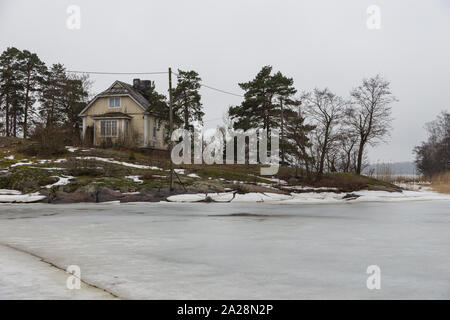 Helsinki, Finnland - 01 März 2015: Holzhäuser auf seurasaari Insel. Element des Open-air Museum, Ulkomuseo. Winter Saison. Stockfoto