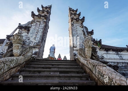 Unbekannter Mann in Temple Gate im Pura Penataran Agung Lempuyang Bali, Indonesien Stockfoto