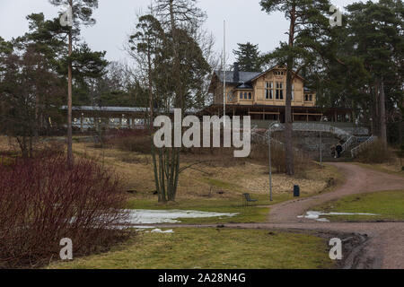 Helsinki, Finnland - 01 März 2015: Holzhäuser auf seurasaari Insel. Element des Open-air Museum, Ulkomuseo. Winter Saison. Stockfoto