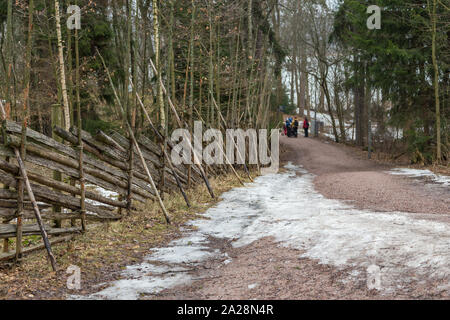 Helsinki, Finnland - 01 März 2015: Pfad in den Wald auf der Insel Seurasaari. Die Open-air Museum, Ulkomuseo. Winter Saison. Stockfoto