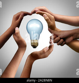Inspirieren Menschen zusammen Denken als eine heterogene Gruppe, die zusammen kommen Hand in Hand in der Form eines inspirierenden Glühbirne zu arbeiten. Stockfoto