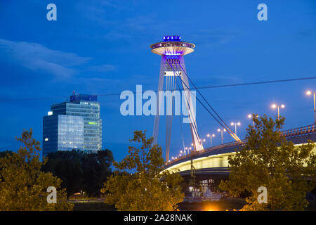 UFO Tower Restaurant in Bratislava bei Nacht Stockfoto