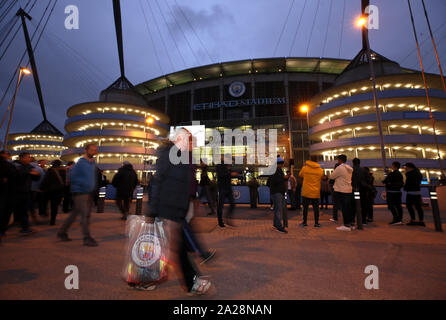 Fans kommen für das UEFA Champions League Spiel in der Etihad Stadium, Manchester. Stockfoto