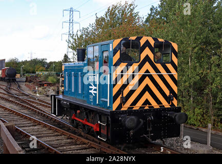 Eine erhaltene kleine Rangierlok ruht in der Hof an der Stephenson Railway Museum in North Tyneside. Lokomotive in den 1970BR blau Lackierung Stockfoto