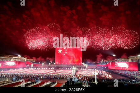 (191001) - Peking, Oktober 1, 2019 (Xinhua) Feuerwerk während einer großen Abendgala anlässlich des 70. Jahrestages der Gründung der Volksrepublik China (nachstehend "VR China" genannt) in Peking, der Hauptstadt von China, Oktober 1, 2019 explodieren. (Foto von Sheng Jiapeng/Xinhua) Stockfoto