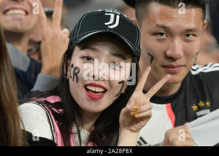 Allianz Stadion, Turin, Italien. 1. Okt, 2019. UEFA Champions League Fußball, Juventus gegen Bayer Leverkusen, Anhänger von Juventus Turin Credit: Aktion plus Sport/Alamy leben Nachrichten Stockfoto