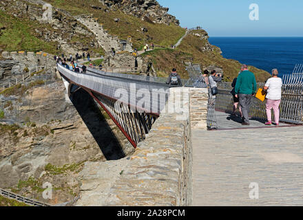 Besucher zu Fuß über das neue 70 Meter Brücke in Tintagel in Cornwall, England, Großbritannien, die Brücke, die das Festland mit dem contecting Schloss geöffnet Stockfoto