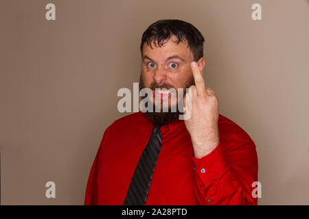 Der bärtige Mann, der eine unfreundliche Geste mit seinem Finger Stockfoto