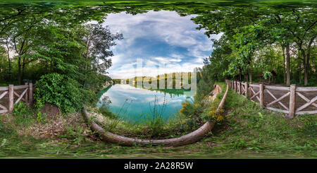 360 Grad Panorama Ansicht von Vollständige nahtlose sphärischen hdri Panorama 360° Winkel, mit Blick auf die Kalkstein Küste riesige grüne See oder Fluss in der Nähe von Forest im Sommer Tag mit schönen c