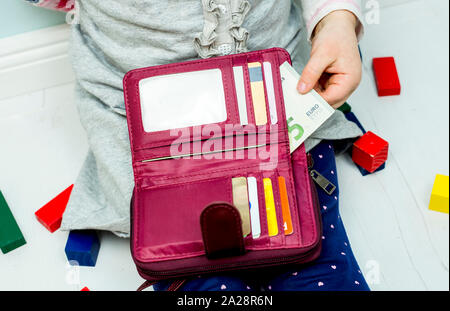 Junge erhält Zulage und Holding Geld. Kind hält Geld. Stockfoto